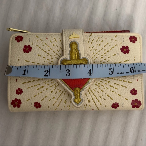Loungefly Snow White Evil Queen White Heart Box With Dagger Wallet - Picture 11 of 14